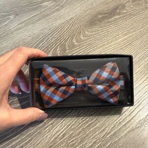 NIB Van Heusen Plaid Bow Tie in Blue and Brown